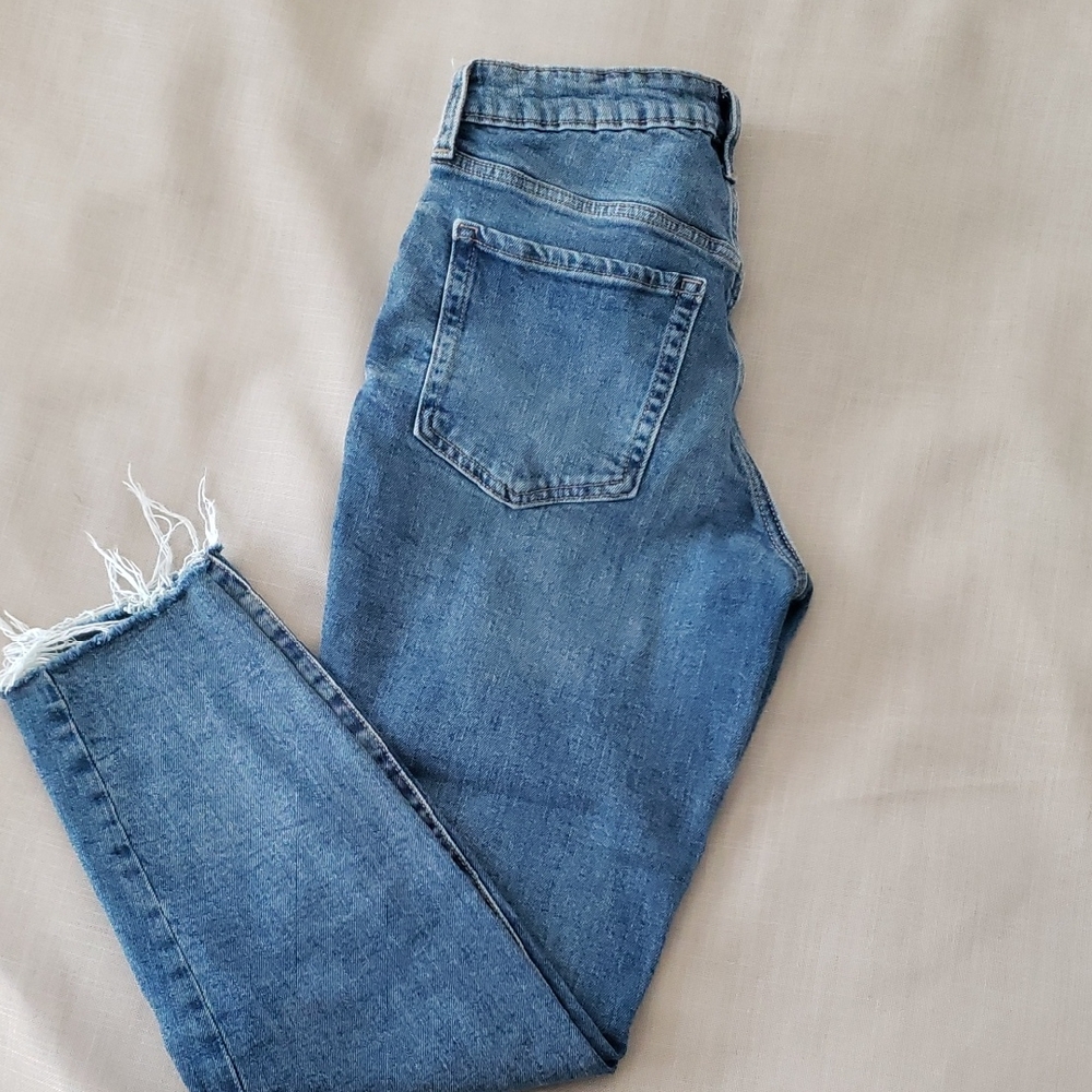 Old Navy Distressed Ankle Jeans in Denim Blue